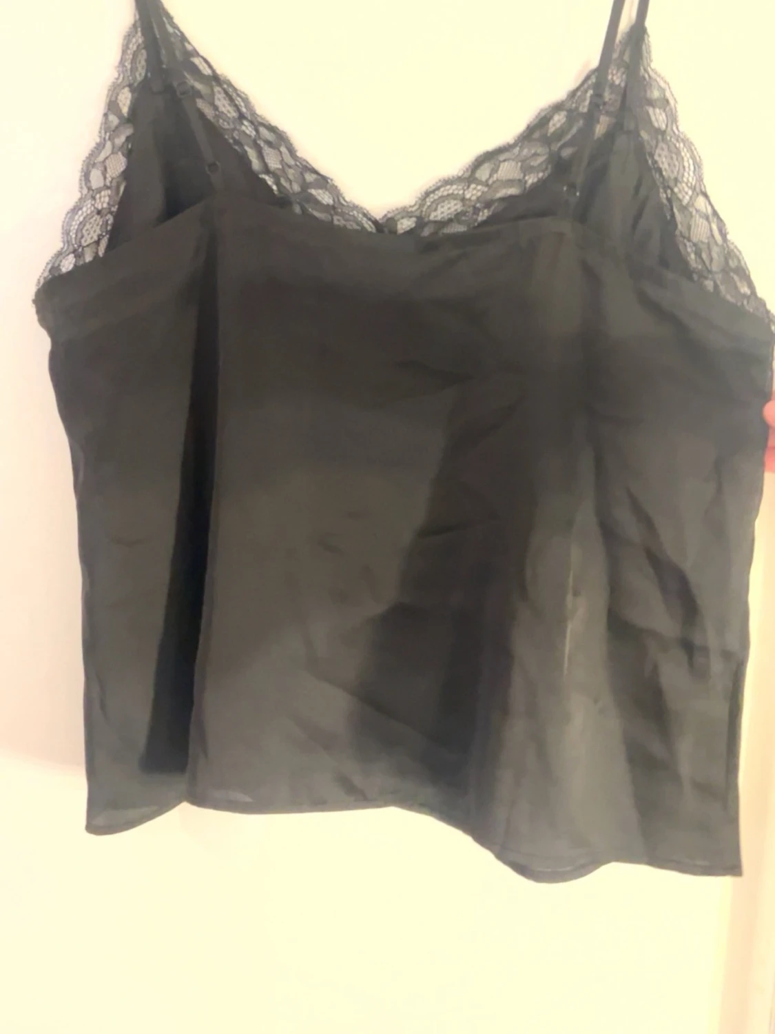 Svart spetslinne med tunna axelband - 1