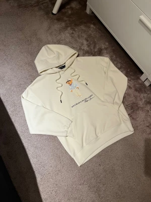 Ralph lauren hoodie - Säljer en vit Ralph lauren hoodie i mycket bra skick. Hoodien är i storlek S och är true to size.