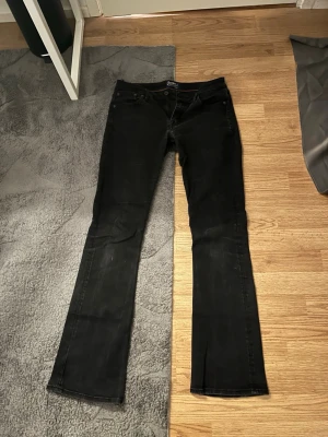 Svarta bootcut jeans - Säljer ett par svarta bootcut jeans med klassisk femficksdesign och normal midja. Jeansen har en lätt utsvängd passform nedtill och är tillverkade i ett stretchigt denimtyg för extra komfort. Perfekta för dig som gillar lite mjukare jeans. Pris kan diskuteras!💗