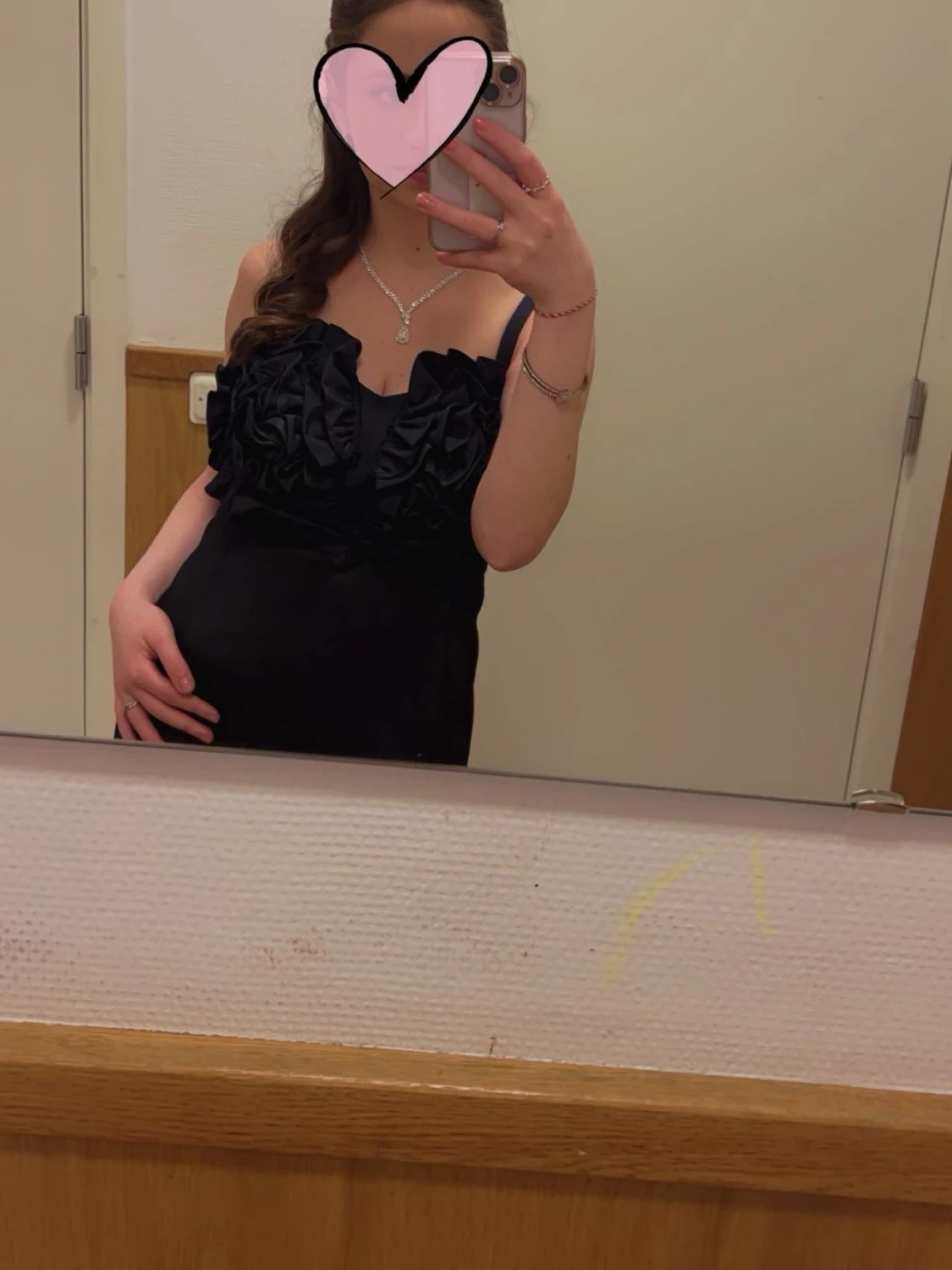 Svart kort klänning med volang