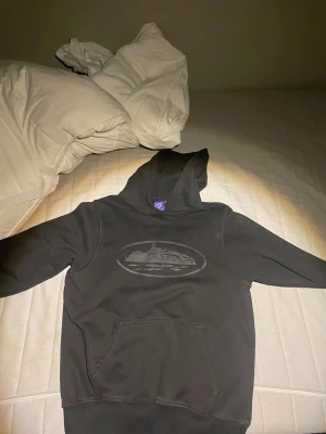 Svart Corteiz hoodie  - Säljer den i nytt skick. Hör sv er vid frågor.