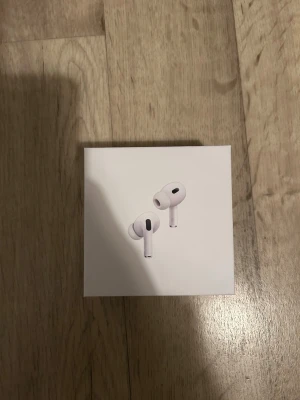 Apple AirPods Pro 2 USB-C - Trådlösa in-ear hörlurar från Apple, AirPods Pro 2 med MagSafe-laddningsetui och USB-C. Vit färg, stilren design och silikonproppar för bra passform. Perfekta för musik, samtal och brusreducering.