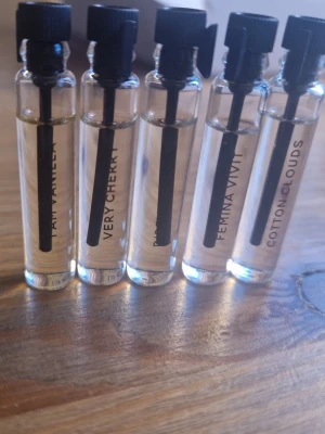 Essnce testers HELT NYA - Helt nya testers från Essnce, aldrig öppnade då jag haft dubbletter. Dofter som ingår:        I am vanilla  Very cherry  Dirty dancing  Femina vivt Cotton clouds 