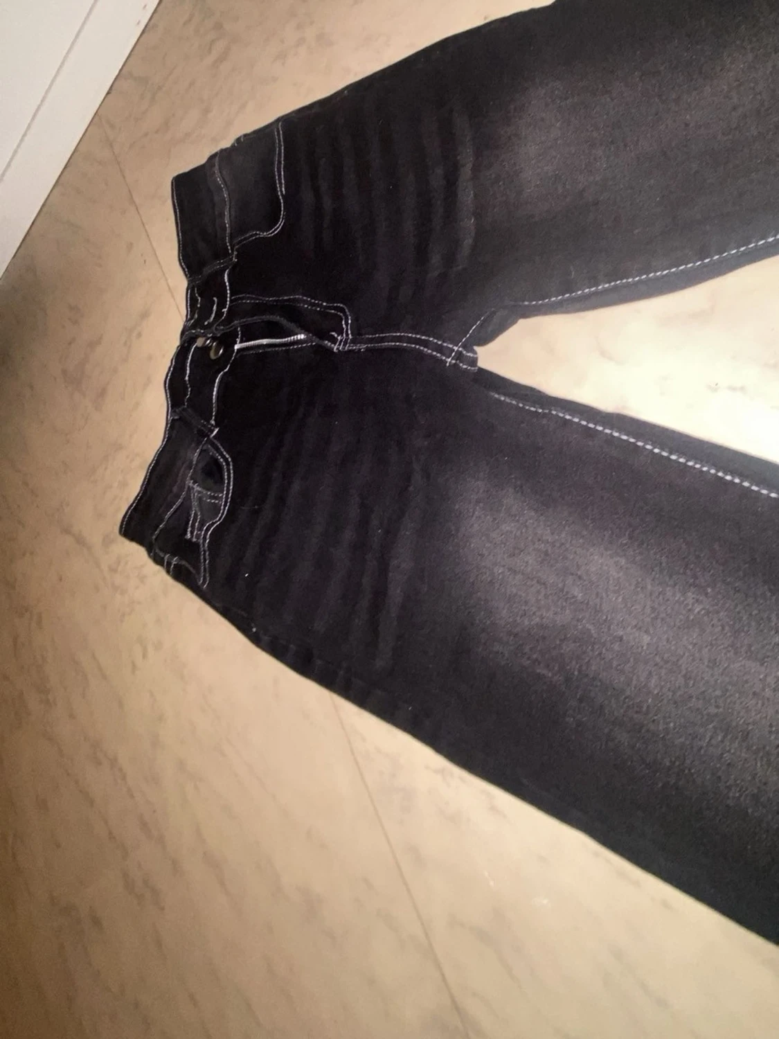 Svarta jeans med råa kanter - 1