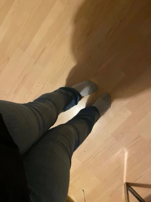 Blå bootcut jeans med låg midja - Säljer ett par klassiska blå bootcut jeans med låg midja. Jeansen har en snygg tvätt och utsvängda ben. Jeansen är inte SÅ utsvängda men! De går att sprätta upp och sy så de blir mer eller bara stretcha ut dom. Midjemått-37-37. Avklippta så de passar något som är ungefär 165cm. Lite sliten ses på bild 4.