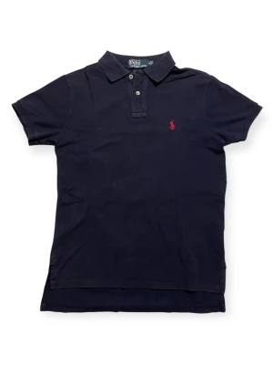 Ralph lauren pike - • Stilren 👔  • Snygg till sommaren ☀️  • Bra pris 💰 • Inga större skavanker • Pyttelite tvättblekt i kragen • Priset kan diskuteras 🗣️  • Snabb frakt 💨 • Premium förpackning 📦 • Fråga! 🙋