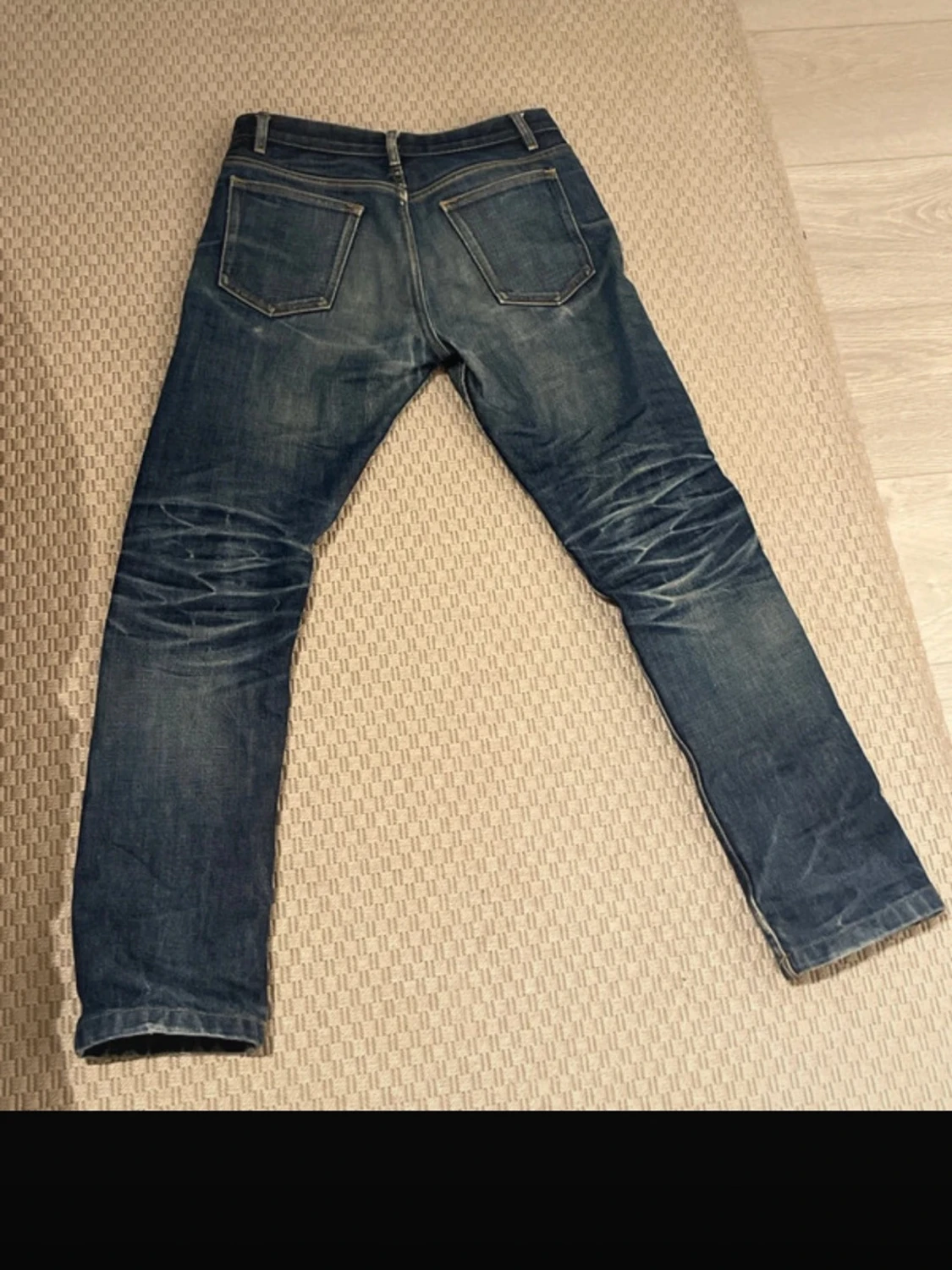 Mörkblå slim fit jeans med slitningar - 1