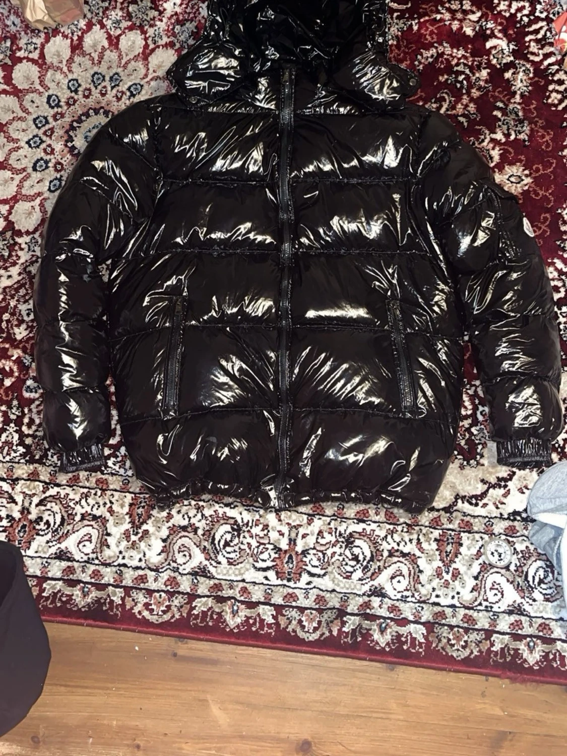 Svart glansig jacka med huva