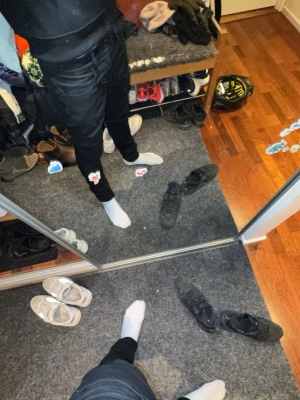 Svarta slim fit  jeans från Diesel - Säljer ett par svarta slim fit jeans från Diesel. Jeansen är använda en gång och var för små. W28 L32. Pris kan diskuteras