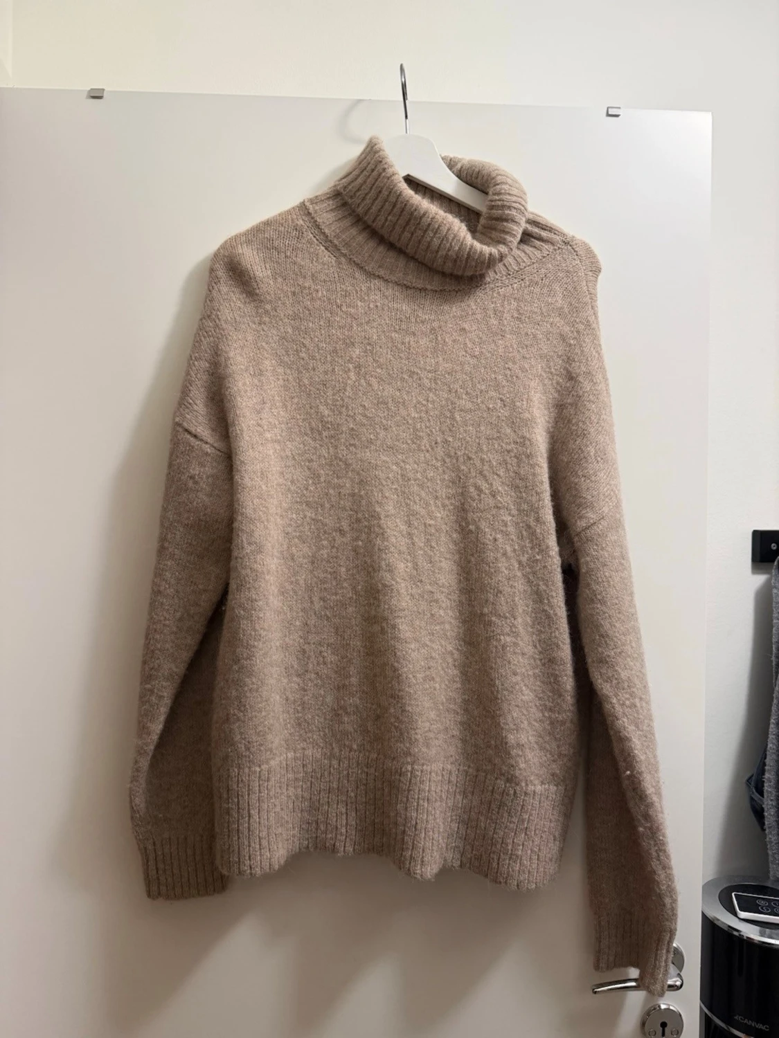 Beige polotröja i mjuk stickad kvalitet - 1