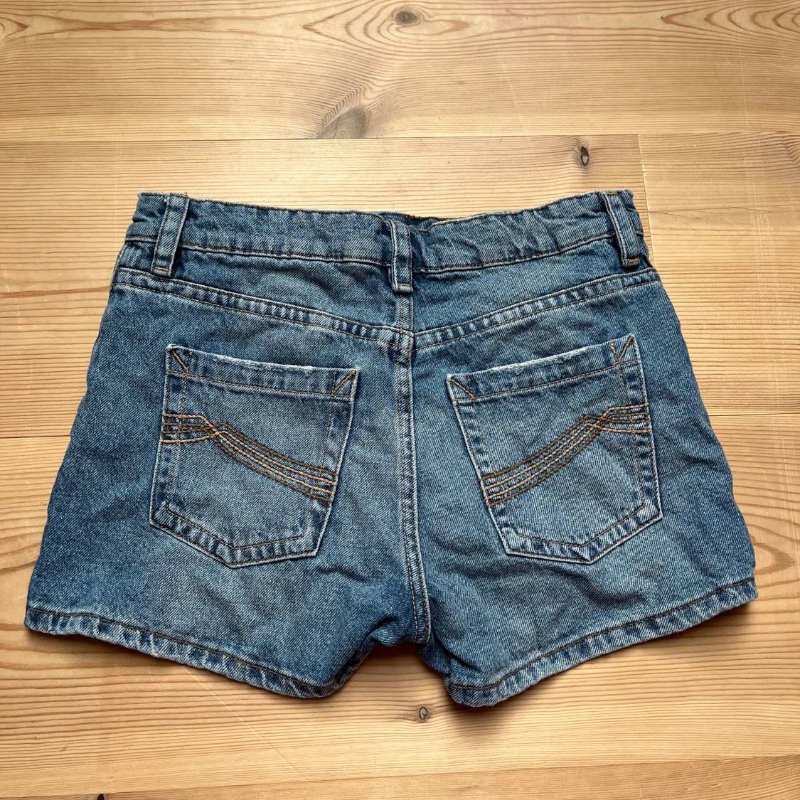 blåa jeansshorts
