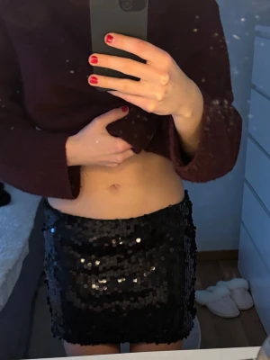 Svart paljettkjol - Snygg svart paljettkjol med en liten dragkedja på sidan men inte synlig. Använt vid ett tillfälle så inga defekter.💖