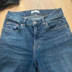 Blå jeans från Perfect Jeans, storlek 36 - Säljer ett par klassiska blå jeans från Gina tricot i storlek 36. Modellen är bootcut och mellan hög midja. Jeansen har snygga kontrastsömmar och normal passform. Passar nån som är 165-170 cm. Byte lite slitna längst ner men inget som syns.