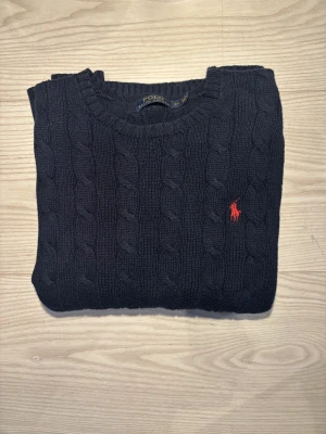 Polo ralph lauren tröja - En riktigt fin Ralph Lauren tröja, perfekt till denna vinter | Nypris: 2199 kr | Skick: 9,5/10 | Använd 1-2 | Självklart äkta ✅| Inga defekter | Storlek: S | Hör av er vid minsta fundering!🙌