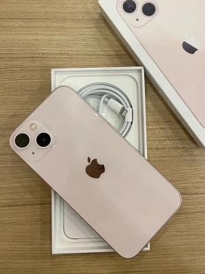 iPhone 13 - Snygg rosa iPhone 13 i nyskick, komplett med originalkartong och laddkabel. Telefonen har dubbla kameror och modern design, perfekt för både foto och vardagsanvändning. Inga synliga repor eller skador,kan skick fler bilder privat.