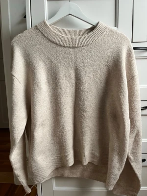 Beige stickad tröja från H&M - Något nåprig därefter ett lågt pris. Väldigt skön och sticks inte. Storlek S