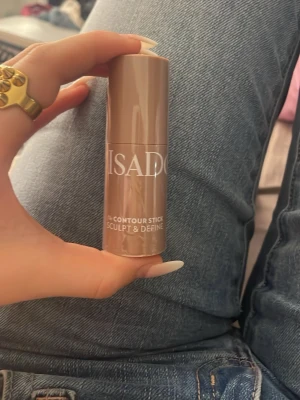 Isadora Contour Stick Beige Neutral - Säljer en Isadora contour stick i färgen 32 beige Natural. Råkade köpa fel färg och den går inte attt lämna tillbaka. Oöppnad och oanvänd och helt ny, har fortfarande kvittot!