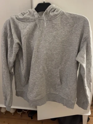 Gråhoodie - Jag säljer en grå hoodie från Gina eftersom att den inte kommer till användning. Aldrig använd