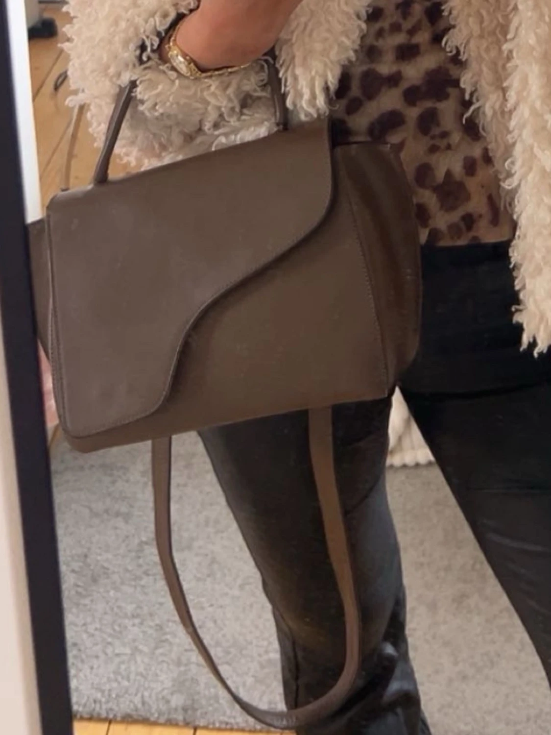 Brun handväska i skinn med snygg form - 4