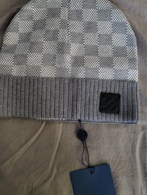 Grå rutig mössa  - Helt oanvänd mössa med jätte bra kvalité 