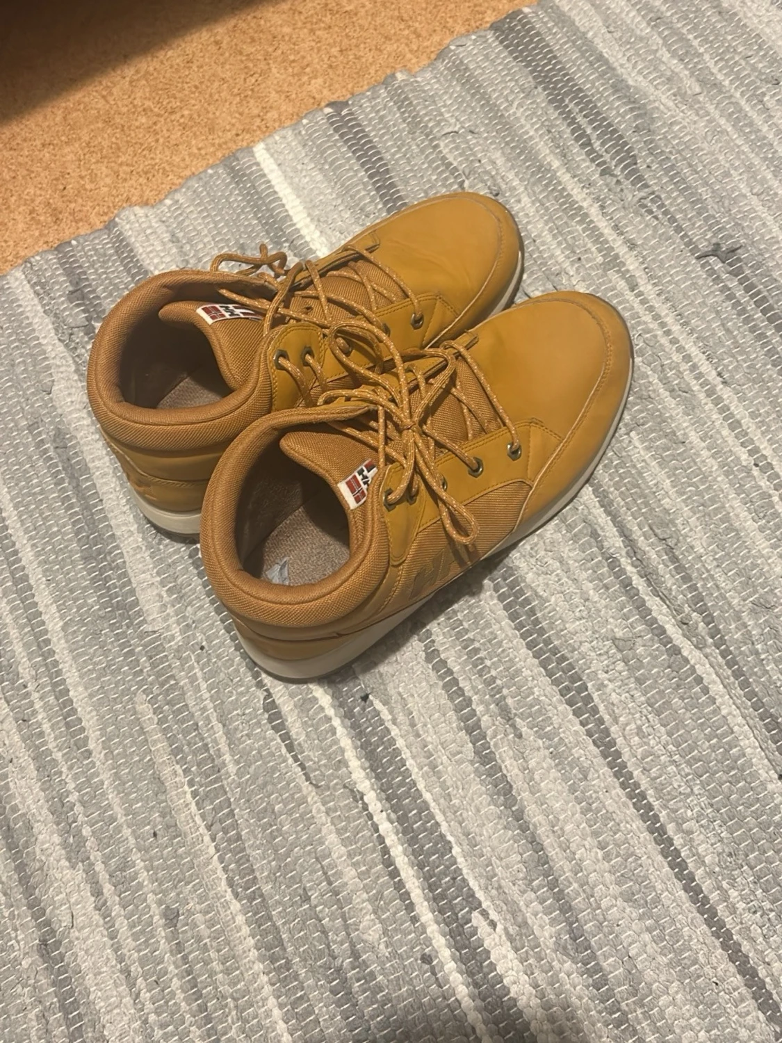 Bruna kängor från Helly Hansen