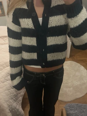 Randig stickad kofta ! - Så fin randig stickad kofta ! Som man serp p bilderna ger den flera olika ”looks” beroende på hur många knappar man har knäppta ❣️✌🏽