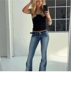Low waist ljusblå jeans - Säljer dom här jättelågmidjade jeansen får gina 14+ i storlek xs jätte bra skick 