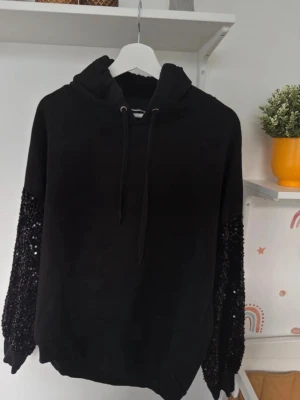 Paljett-hoodie – i mycket fint skick - Paljett-hoodie i mycket fint skick 👕✨ storlek-S/M Inga skador eller defekter Bekväm och stilren Snabb leverans 🚚⚡