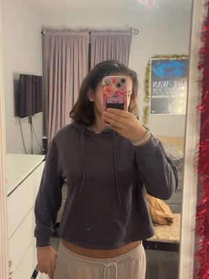 Marinblå hoodie - marinblå hoodie från Pieces har en liten spricka kan man nästan säga precis under hakan typ de syns lite på första bilden och några små små fläckar från blekningen men de är inget jag upplever att man ser på nära hål men är bara o skriva om du vill ha fler bilder. 