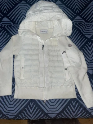 Moncler Cardigan  - Helt ny vit Moncler Cardigan. Oanvänd. Säljer den för den inte passar min stil. Pris kan diskuteras via intresse. 