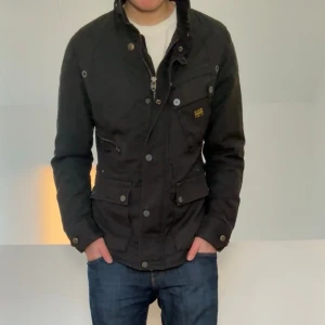 G-Star Raw Field Jacket - Säljer en sjukt fet Field Jacket ifrån G-Star Raw. Jackan är i bra skick förutom ett litet hål på insidan av kragen, men som inte syns vid användning    (bild 6). Jackan är även fordring och är alltså då varmare och funkar därav både slm höst och vinterjacka. Hör gärna av er vid frågor elr funderingar!!