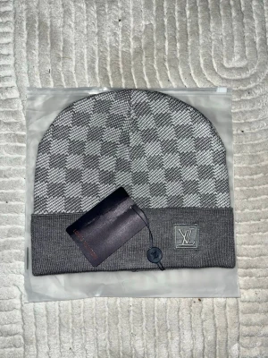 Grå Zara L mössa - Snygg grå mössa Zara L