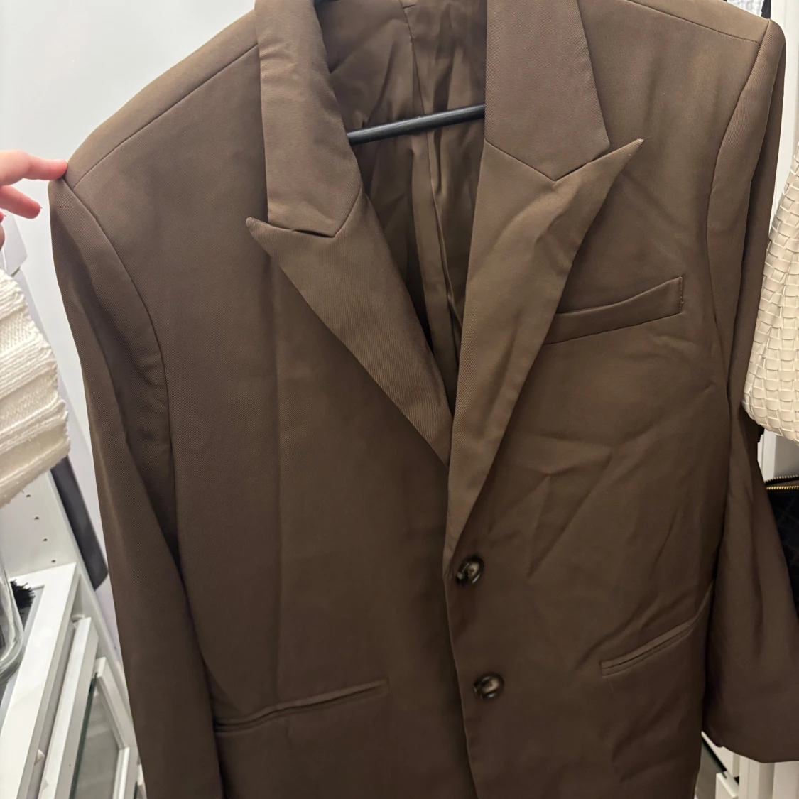 Brun kavaj med klassisk krage