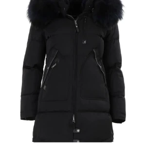 Cederico jacka  - Säljer en snygg svart dunjacka med stor pälshuva. Jackan har dragkedja och knappar framtill samt praktiska fickor med dragkedja. Perfekt för kalla vinterdagar och håller dig varm och stilren. Passar både till vardags och festliga tillfällen. Använde Max 4 gånger om ens de säljer pga ingen användning av den.  Xs/s  pris går att diskutera