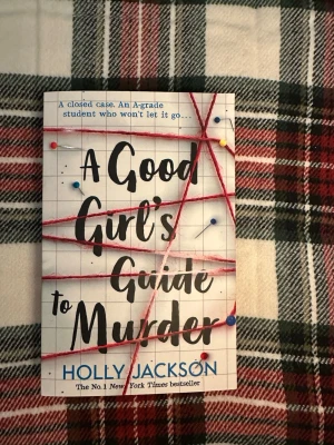 A Good Girl’s Guide to Murder by Holly Jackson - Trender på booktok och är skriven på engelska. 
