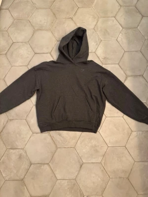 Gymshark hoodie storlek XS - Tja nu säljer jag denna riktigt fina gymshark hoodie som passar s och xs. Grå och perfekt för den som gymmar mycket! Om ni har några funderingar är det bara att slå en pling 
