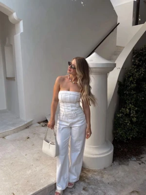 Zara jumpsuit - Vit jeans jumpsuit från Zara Använd 1 gång. Kom med bud
