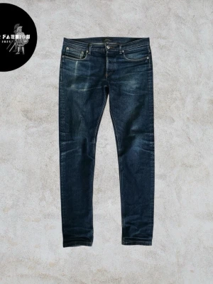 A.P.C. Jeans - A.P.C. jeans i strl 30 med lätt fade, unik karaktär och snygg början på patina. Modellen Petit New Standard. Ena fickans påse är slitet skriv för bild. Hör av dig om du vill ha mått. Alla följare får rabatt, så följ!