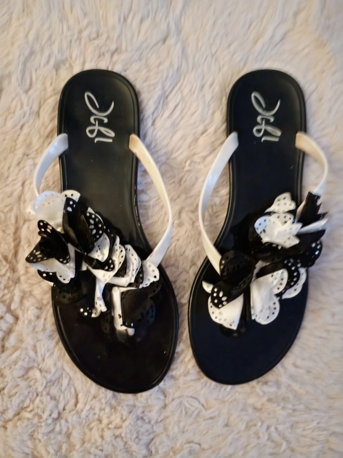Svarta och vita sandaler med blommor