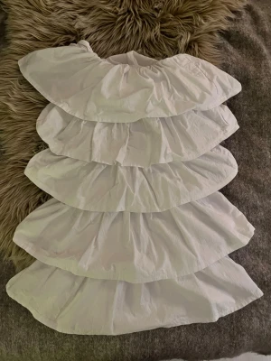 Vit klänning från Anielle - Superfin vit kortklänning från Anielle!! Storlek på klänningen är S, men jag skulle säga att det känns som XS. Har används bara 2 gånger så den har jätte bra skick och har inga defekter. Nypris är 1395 o pris kan diskuteras 🤍