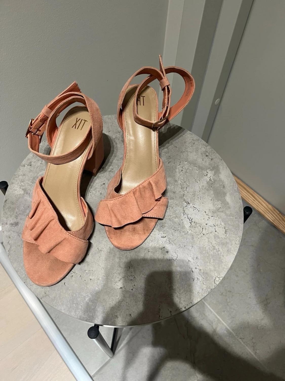 Beiga sandaler med volang från XIT - 1