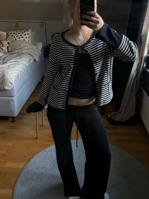 Randig kofta med guldknappar - Suuuupersöt kofta med marinblå och vita ränder.