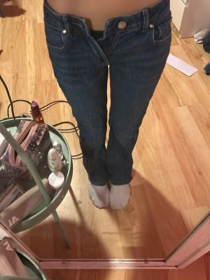 blå jeans flare - Säljer ett par klassiska Bikbok Mira jeans i mörkblå tvätt med utsvängda ben och normal passform. Jeansen har fem fickor, knapp och dragkedja framtill samt never denim läderpatch bak i midjan. Perfekta för dig som gillar tidlös denimstil. 200kr +frakt