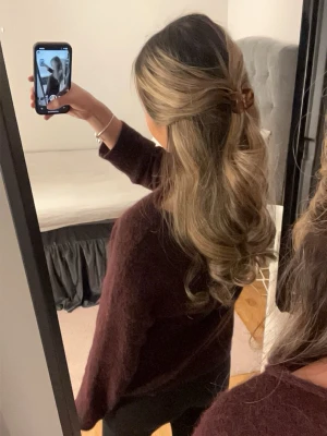 Vinröd sticka tröja - Mysig vinröd stickad tröja från Cubus i storlek XS. Materialet är väldigt fluffigt och ger en varm och gosig känsla, perfekt nu på vintern. Passformen är normal och modellen är klassisk utan detaljer eller mönster. Nypris 499💞💞