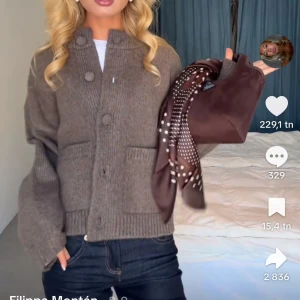 Brun stickad kofta med stora knappar -  Säljs ej längre och köpt i primark utomlands därav priset. Den är helt oanvänd med prislappen kvar❣️pris går att diskuteras 🫶