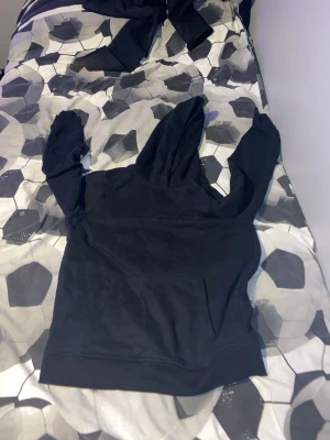 Svart lager 157 - En helt vanlig svart hoodie 