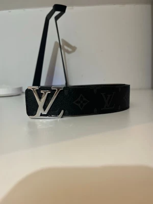 Bälte - Ett snyggt bälte med topp kvalitet fraktar inom 1-2 arbetsdagar!!!! Finns 2 av denna varan så ta vara på chansen o köp för det billiga priset!!!!