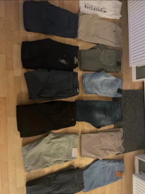 Mix av jeans i olika färger - Säljer ett gäng byxor, både jeans och chinos, i olika färger som blått, svart, beige, grått och grönt. 400-600 kr st 36W34L