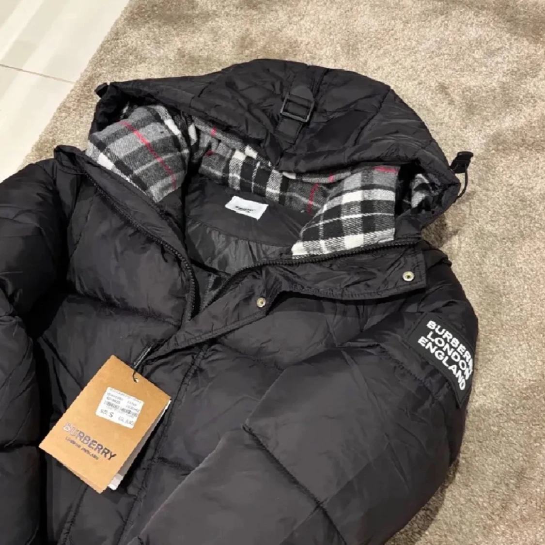 Svart pufferjacka från Burberry - 1