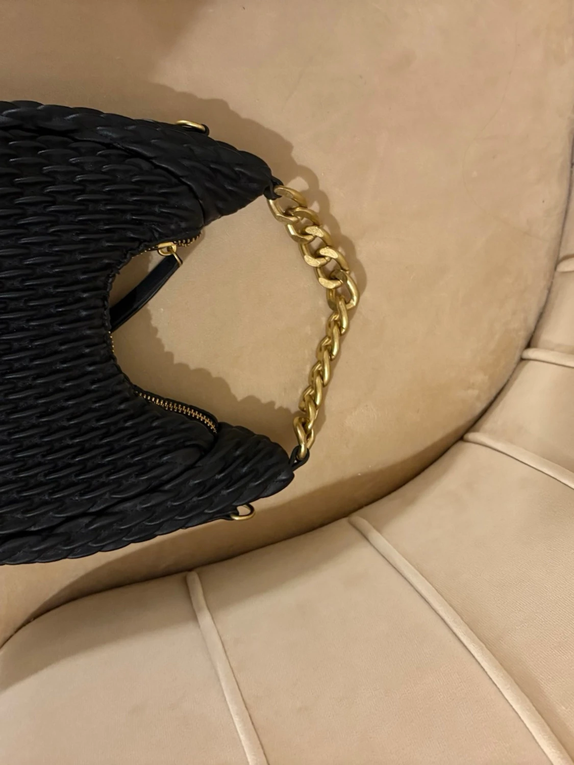 Svart handväska med kedjehandtag - 1